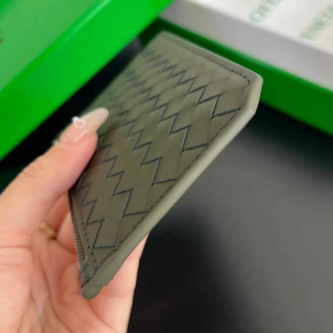 BV’s new 805827 vertical zipper card holder 🎈 The classic small woven work that I miss 0.7 is back. It’s really very design-friendly. The calfskin texture is high-end. It’s carefully designed with five card slots and a central compartment. You can also put cash in for daily use. You deserve to have such an thoughtful design. Size: 12*7*0.5 layers cm P540